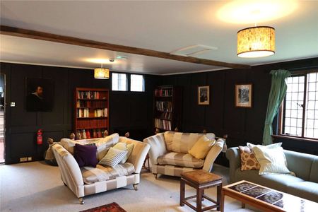 Situated in a glorious part of the South Oxfordshire countryside is this impressive farmhouse that is presented in superb order throughout - Photo 3