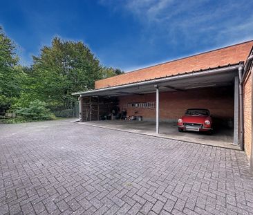 Ruim appartement met 2 slaapkamers, terras en overdekte staanplaats. - Photo 1