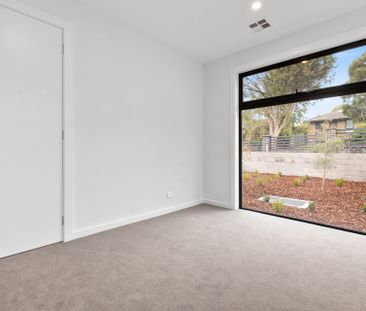 EXCLUSIVE NEAR NEW 4 BEDROOM + STUDY TOWNHOUSE IN A PRIME LOCATION - Photo 3