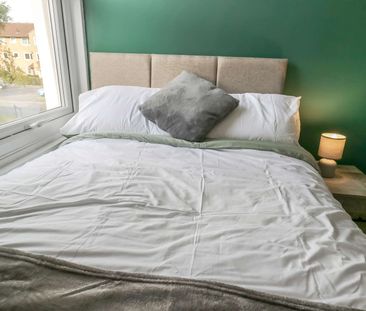 Beautifully Presented 6 bedroomed property Room 2 - Photo 3