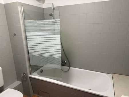 Erstbezug nach Sanierung! Großzügige 3-Zimmer-Wohnung zu vermieten! - Photo 3