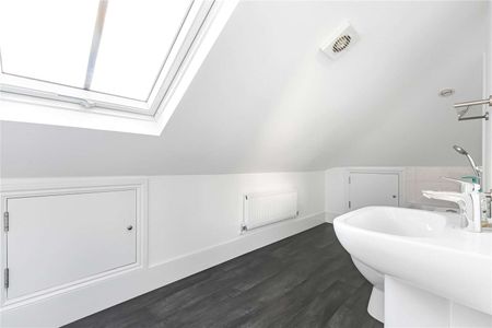 Fantastic split-level two bedroom apartment with access to a private garden. - Photo 2