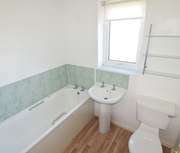 To Let 3 Bed Semi-Detached House - Photo 1