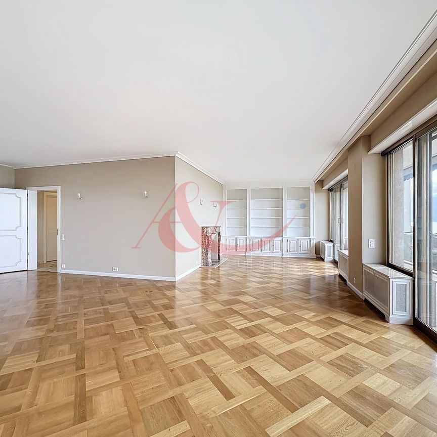 High-end apartment with panoramic views of the lake - Photo 1