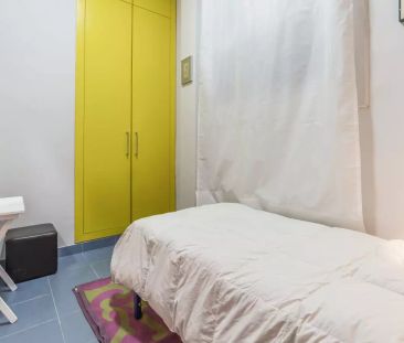 Room in a shared 6-bedroom apartment for rent in Russafa, perfect for professionals and students - Photo 1