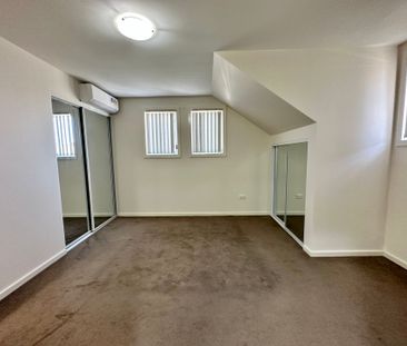 Modern Two Bedroom Townhouse - Photo 3