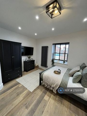 1 bedroom in a house share to rent - Photo 2