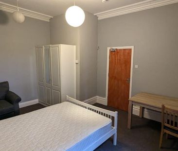 1 bedroom in a house share to rent - Photo 2