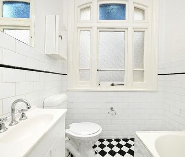 Charming Garden Cottage - Moments From Stanmore Station - Photo 3