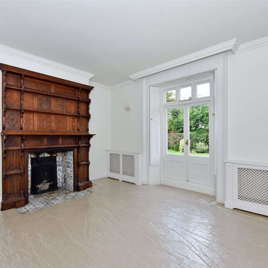 Situated in the heart of picturesque Bray Village, an elegant period house with gated off- street parking and a lovely private garden. - Photo 1