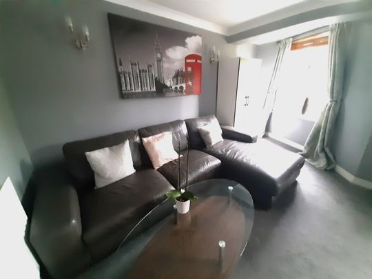 Beautiful 5 bed property overlooking All Saints Park Room 1 - Photo 1