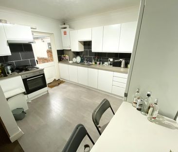 3 Bed Terraced House, Blenheim Road, RG1 - Photo 5