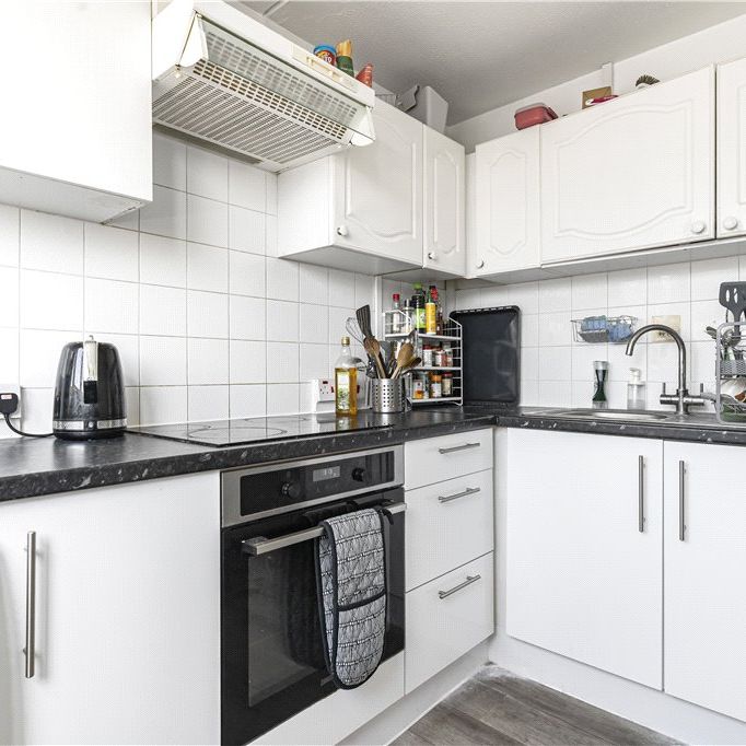 Strasburg Road, London, SW11 5JG - Photo 1