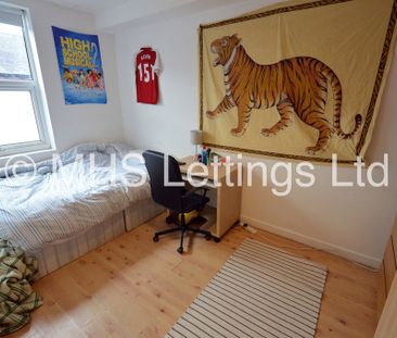 3 Bedroom Mid Terraced House for rent in Harold View - Photo 3