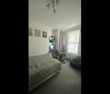 3 Bed Terraced House, Friars Road, E6 - Photo 4