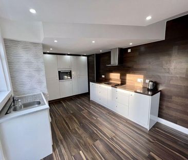 3 bedroom end of terrace house to rent - Photo 2