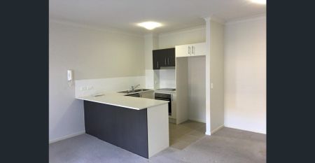 Excellent location to Nerang train station - move in before Christmas! - Photo 4
