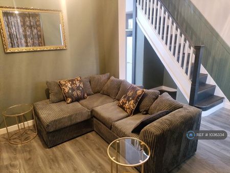 2 bedroom semi-detached house to rent - Photo 2