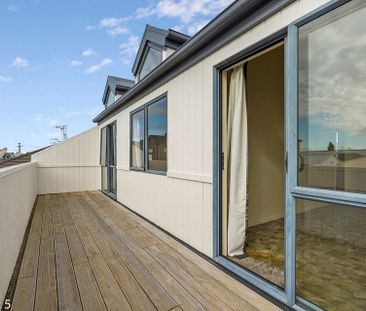 Beautifully appointed apartment - Photo 4