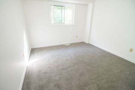 **SPACIOUS** 4 BEDROOM TOWNHOUSE IN ST. CATHARINES!! - Photo 3