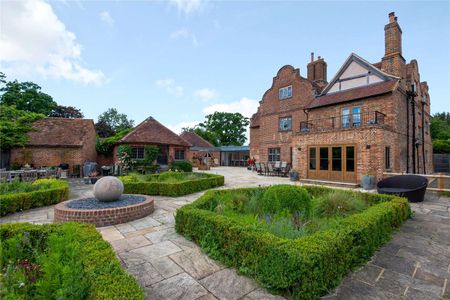 Original Grade II listed Elizabethan house packed with period features. - Photo 4