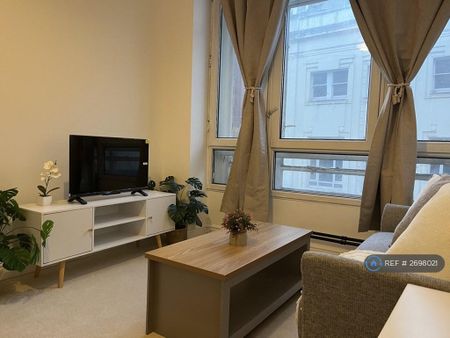 2 bedroom flat to rent - Photo 2