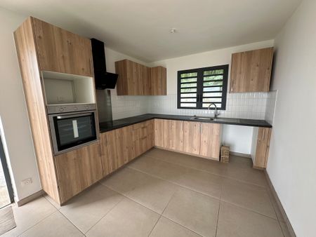 Location Maison 4 pièces 94m² ST BENOIT 97470 - Photo 3