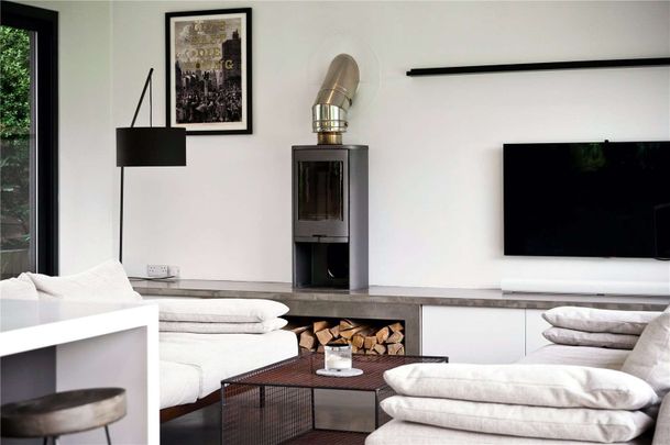 An impressive example of modern architecture and contemporary design in an idyllic country setting. - Photo 1