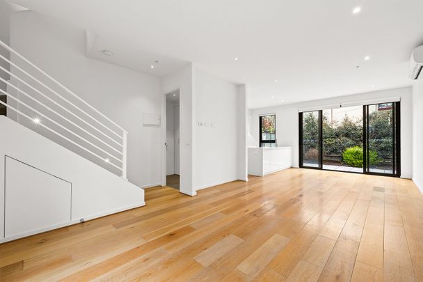 Bright Townhouse, Prime Position - Photo 1