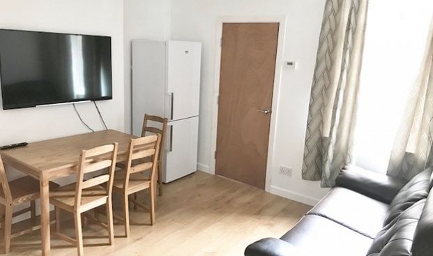 Modern 4 Bedroom Student House Just 5 Minutes from the City Centre - Photo 1