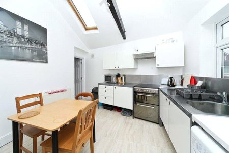 1 bedroom in a house share to rent - Photo 4