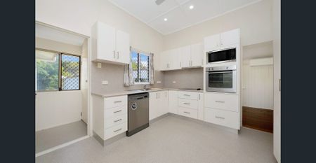 Large 5‑Bedroom Home with Exceptional Shed Space - Photo 4