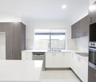 Meticulously Presented Executive Terrace Home - Photo 2