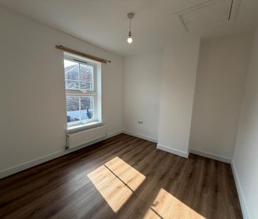 2 bedroom end of terrace house to rent - Photo 3