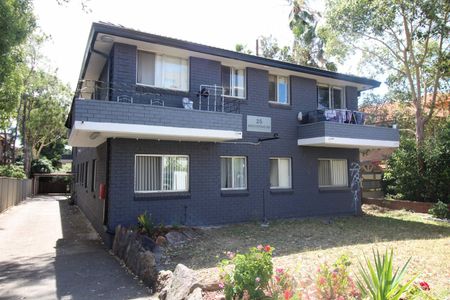 Air conditioning, no carpet, excellent location! - Photo 4