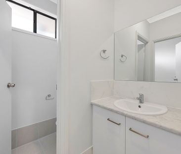 Near New Modern Living &vert; Walking Distance Elizabeth Shopping Centre - Photo 6