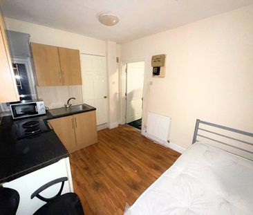 Studio Flat, Hanger Lane, W5 - Photo 1