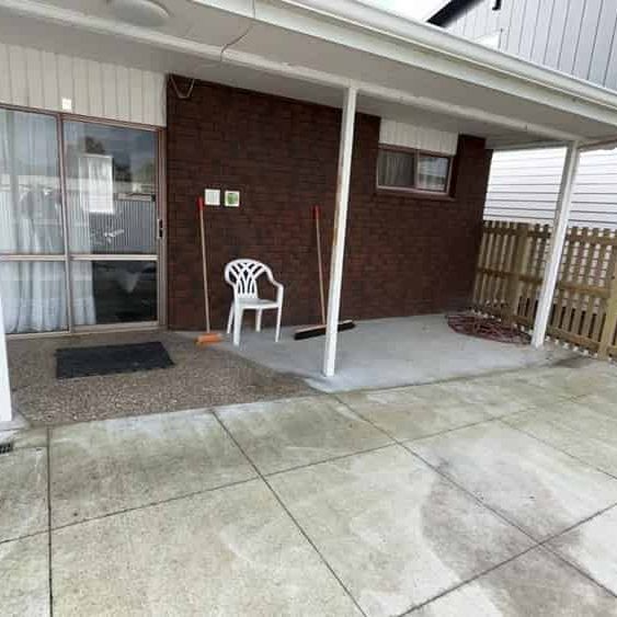 2 Bedrooms in West End - Photo 2