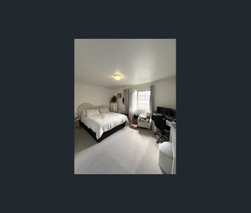 Stylish 2 Bedroom Townhouse - Photo 2