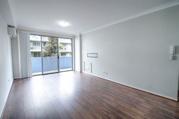 SPACIOUS 2 BEDROOM PLUS STUDY WITH AIRCON IN ALL ROOMS - Photo 1