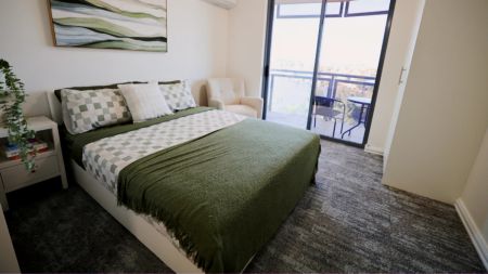 Riverside balcony studio - Photo 2