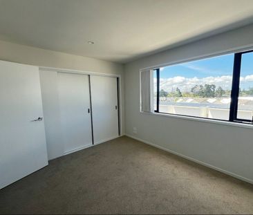 MANGERE BRIDGE, 3 BEDROOMS - Photo 3