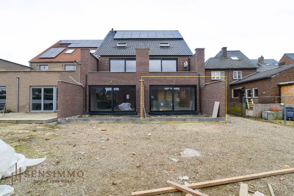 Energiezuinig gelijkvloersappartement met 1 slaapkamer, terras en 2 autostaanplaatsen - Photo 1