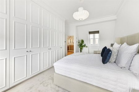 This bright and spacious apartment is situated on the top floor of this elegant Edwardian block with a lift and porter located within walking distance of Hyde Park and transport links. - Photo 3