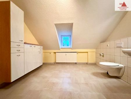 Modernes Tageslichtbad mit Dusche - Einbauküche - 3-Raum-Wohnung in Schlettau im Dachgeschoss! - Photo 5