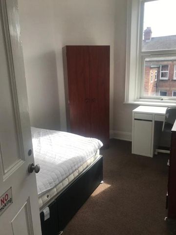 3 bedroom flat to rent - Photo 2