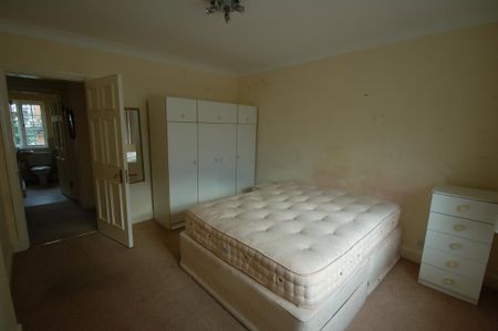 3 bedroom flat to rent - Photo 4