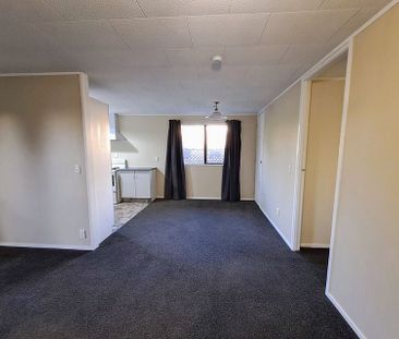 Comfy 3 Bedroom Home with Garden - Photo 1