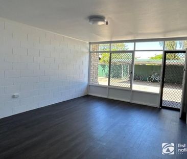 Walking distance to the shops and the beach! - Photo 3