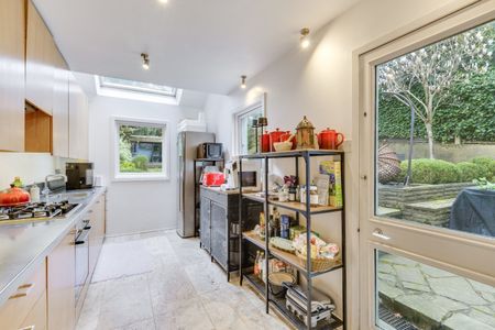 Netherhall Gardens, Hampstead, London, NW3 5RJ - Photo 3